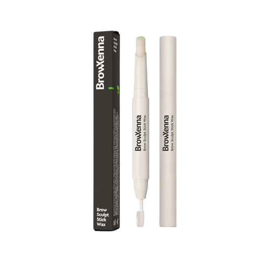 Cera Fijadora en Barra BrowXenna® con cepillo integrado aplicando fijación natural profesional en cejas