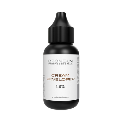 Cream Developer 1.8% profesional para tinte de cejas y pestañas, oxidante cremoso premium diseñado para brow artists y lash technicians. Fórmula de textura uniforme ideal para mezclar con tintes profesionales y lograr aplicaciones precisas, resultados homogéneos y servicios de belleza de alta gama.