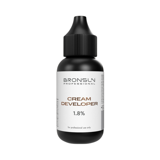 Cream Developer 1.8% profesional para tinte de cejas y pestañas, oxidante cremoso premium diseñado para brow artists y lash technicians. Fórmula de textura uniforme ideal para mezclar con tintes profesionales y lograr aplicaciones precisas, resultados homogéneos y servicios de belleza de alta gama.