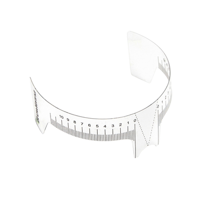 Regla para cejas con indicador, flexible y transparente, doble escala centrada para simetría profesional en diseño de cejas.