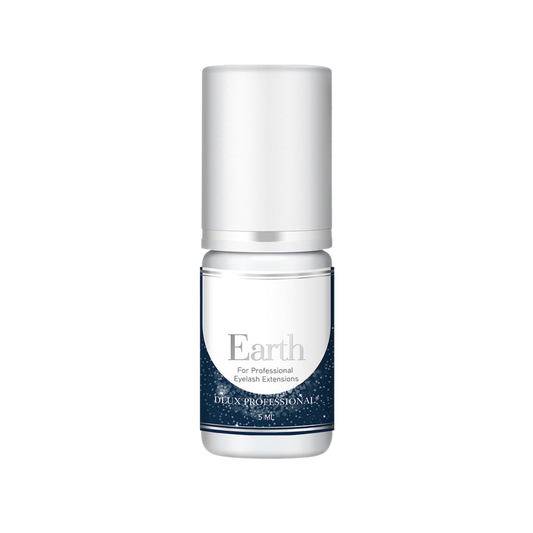 Botella de DLUX Universe Earth Adhesive (pegamento negro para extensiones de pestañas) con fondo claro, diseño de envase sofisticado, aplicador tipo gotero