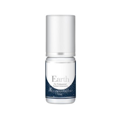 Botella de DLUX Universe Earth Adhesive (pegamento negro para extensiones de pestañas) con fondo claro, diseño de envase sofisticado, aplicador tipo gotero