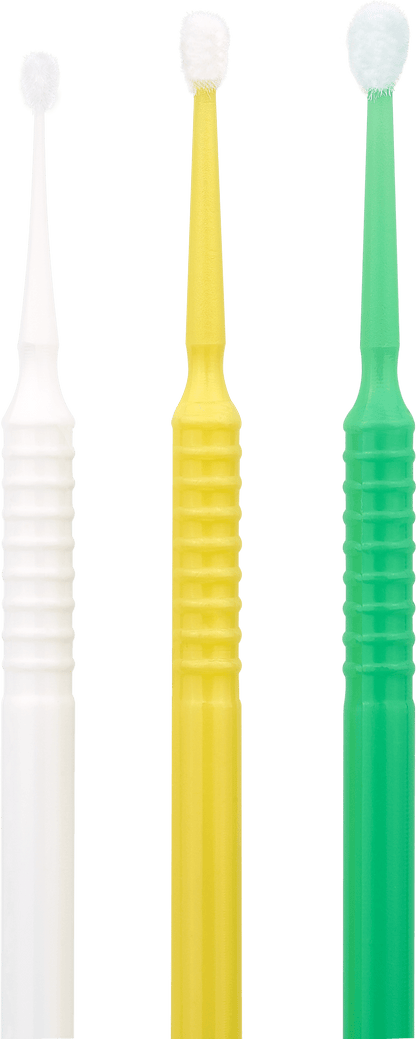 “Microbrush DLUX Professional con punta de microfibra no absorbente y cuello flexible; colores blanco 1 mm, amarillo 2 mm, verde 3 mm; 100 piezas para aplicación precisa en pestañas y cejas.”